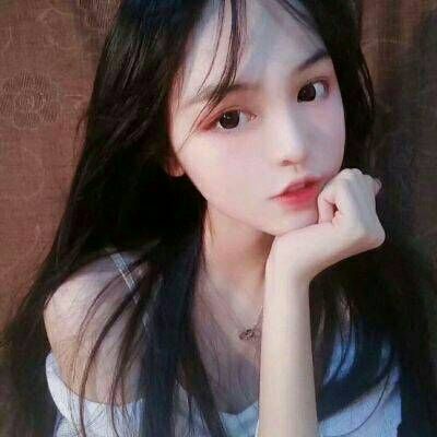 女童好奇和机器狗互动被猛撞受伤